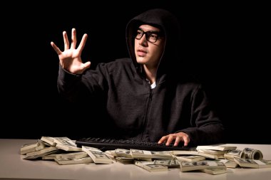 Koyu arka plan üzerinde bilgisayar ile bilgilerini çalmak başlıklı hacker