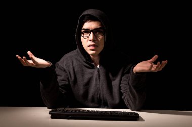 Koyu arka plan üzerinde bilgisayar ile bilgilerini çalmak başlıklı hacker