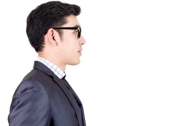 Beyaz arka plan üzerinde izole gülümseyen yakışıklı işadamı portresi