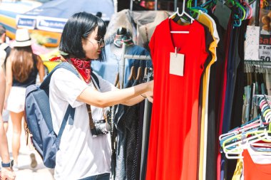 Asyalı kadın turizm seyahat alışveriş sokak piyasada bulunan yürüyüş