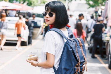 Asyalı kadın turizm seyahat yürüyüş sokak