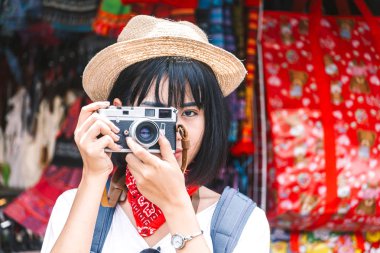 Asyalı kadın alarak resim ile fotoğraf makinesi