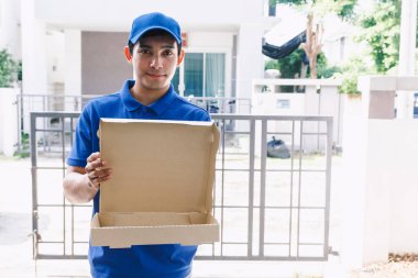 Pizza kutularıyla tutan teslimatçı