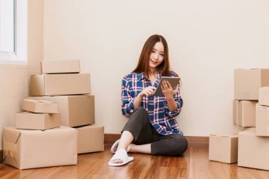 Genç kadın karton kutu evde - online iş ve teslimat kavramı