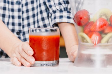 Kadın ile kitchen.healthy yaşam tarzı kavramı karıştırıcıda meyve yüzlü yapma