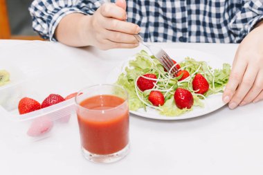 Kitchen.healthy yaşam tarzı kavramı içinde meyve ve sebze yeme kadın