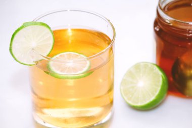 Beyaz zemin üzerine ballı limon çayı