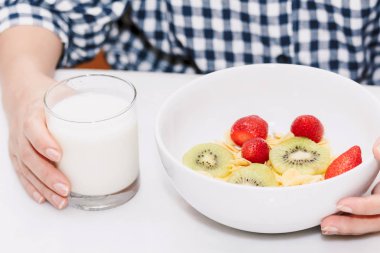 Kadın diyet yemek tahıl ve sahip odaya kitchen.healthy yaşam tarzı kavramı