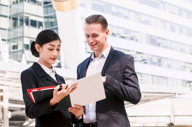 Söz ve birlikte çalışan iki iş ortakları görüntü