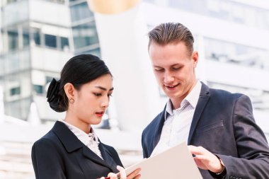 Söz ve birlikte çalışan iki iş ortakları görüntü