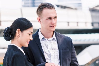 Söz ve birlikte çalışan iki iş ortakları görüntü