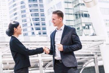 İş ortaklarının el sıkışması