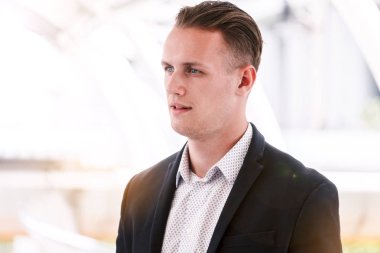 Siyah takım elbise açık havada duran yakışıklı adam portresi