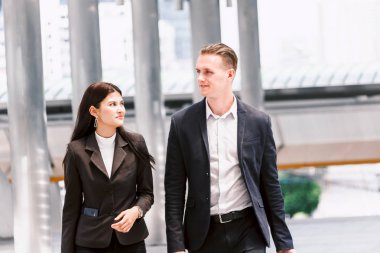 Söz ve birlikte çalışan iki iş ortakları görüntü