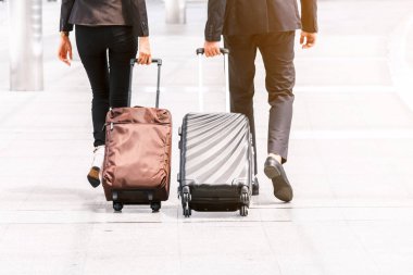 Bagaj ile yürüyüş iş adamları