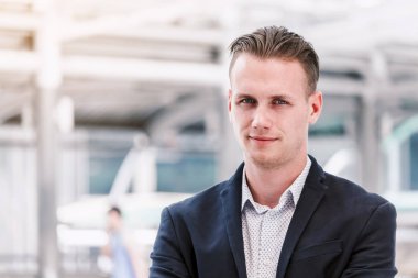 Siyah takım elbise açık havada duran yakışıklı adam portresi