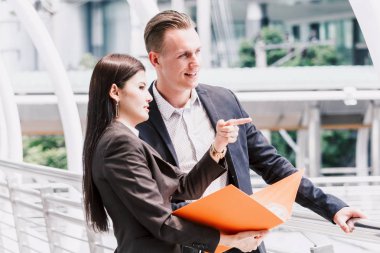 Söz ve birlikte çalışan iki iş ortakları görüntü. İş kavramı