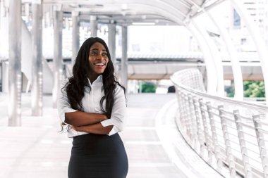 silah ile gülümseyen siyah işkadını geçti