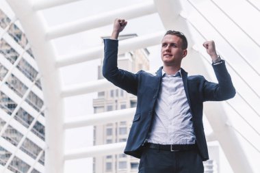 başarılı bir iş adamı yukarı kolları ile kutluyor