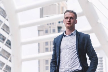 Siyah takım elbise açık havada duran yakışıklı adam portresi