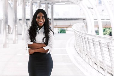 silah ile gülümseyen siyah işkadını geçti