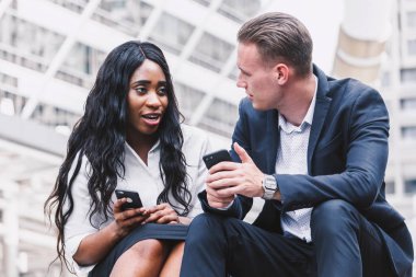 İki iş adamları birlikte smartphone teknoloji kullanın