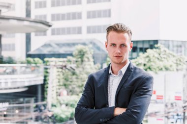 Siyah takım elbise açık havada duran yakışıklı adam portresi