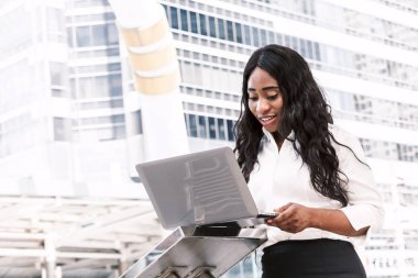 Dizüstü bilgisayarda çalışan Afrikalı Kadın