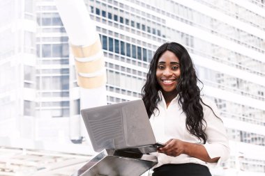 Dizüstü bilgisayarda çalışan Afrikalı Kadın