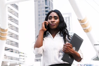 Bilgisayar dizüstü tutan Afrika kadın