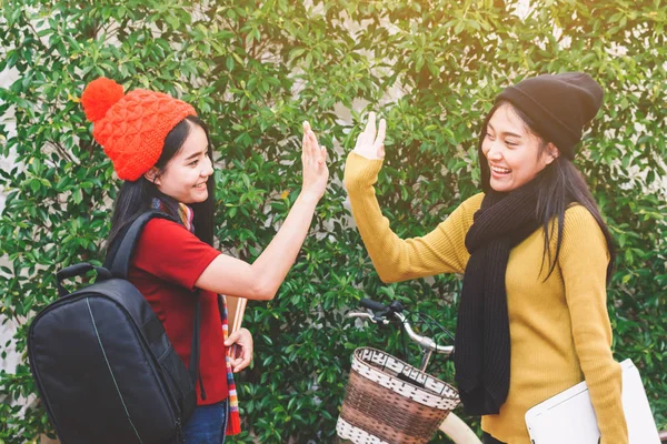 Studente Donna Salutando Con Sua Amica Nel Parco Amicizia Insieme — Foto Stock