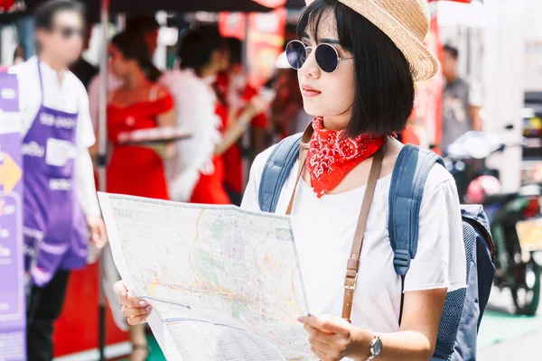 Mujer Turista Viaje Sosteniendo Mapa Cámara Calle —  Fotos de Stock