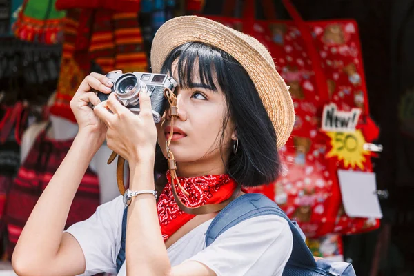 Aziatische Vrouw Nemen Foto Met Camera — Stockfoto