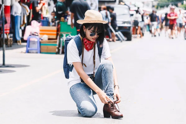 Asiatische Touristin Bindet Die Schnürsenkel Ihrer Stiefel — Stockfoto