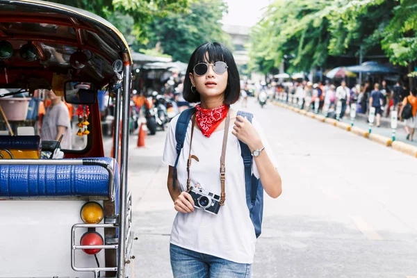 Asyalı kadın turizm seyahat jatujak market, bangkok, Tayland