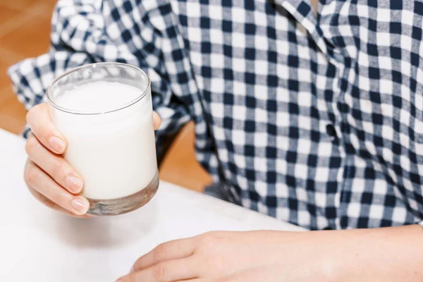 Kvinna Händer Som Håller Glas Färsk Mjölk — Stockfoto