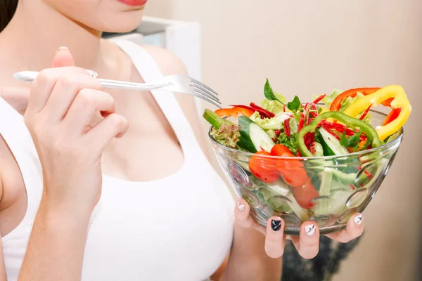ガラスのボウルで新鮮な野菜のサラダを保持している女性 女性ダイエットの概念 — ストック写真