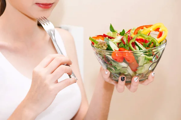 Mujer Sosteniendo Ensalada Verduras Frescas Tazón Vidrio Mujer Concepto Dieta — Foto de Stock