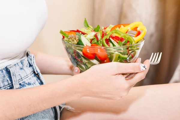 ガラスのボウルで新鮮な野菜のサラダを保持している女性 女性ダイエットの概念 — ストック写真