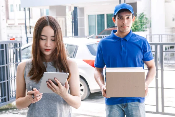 Tablet Karton Vak Handtekening Aanbrengend Met Levering Man Vrouw — Stockfoto