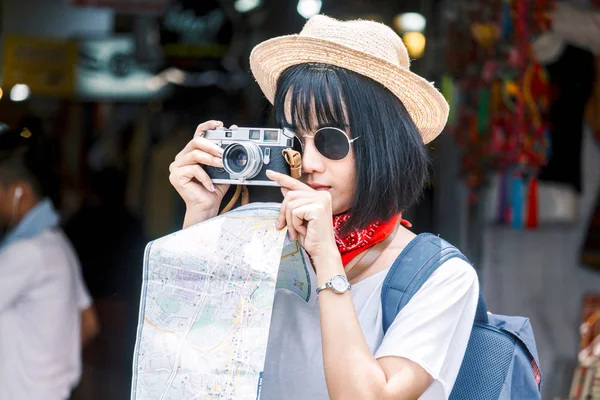 Mujer Asiática Tomando Fotos Con Cámara —  Fotos de Stock