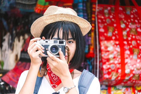 Mulher Asiática Tirando Foto Com Câmera — Fotografia de Stock
