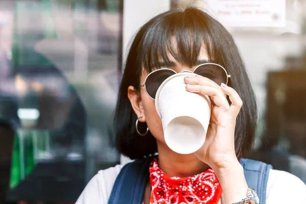 Woman Holding Cup Coffee Coffee Shop — Stock Photo, Image