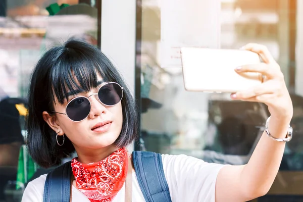 Mujer Tomar Selfie Teléfono Inteligente —  Fotos de Stock