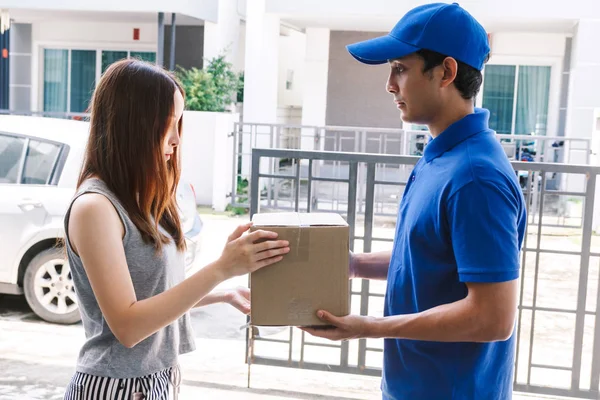 Vrouw Aanvaarding Van Een Levering Dozen Van Levering Man — Stockfoto