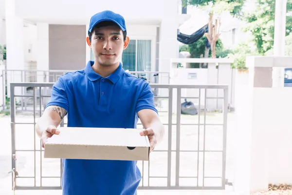Uomo Consegna Che Tiene Scatole Con Pizza — Foto Stock