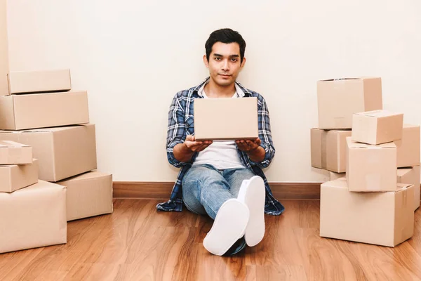 Jeune Homme Avec Boîte Carton Maison Business Ligne Concept Livraison — Photo