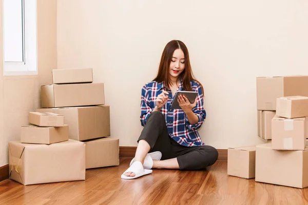 Jeune Femme Avec Boîte Carton Maison Business Ligne Concept Livraison — Photo