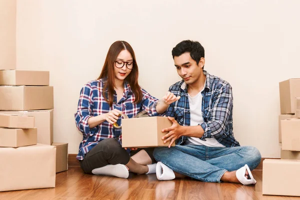 Jeune Couple Avec Boîte Carton Maison Business Ligne Concept Livraison — Photo