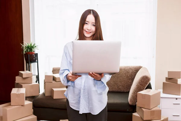 Jovem Segurando Laptop Com Caixa Papelão Casa Business Online Conceito — Fotografia de Stock